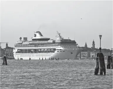  ?? Foto: dpa ?? Das Maß ist voll: Kreuzfahrt­schiff in Kanälen Venedigs.