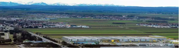  ?? Foto: Ulrich Wagner ?? Zwischen Alpen und Amazon: Am östlichen Ortsrand von Graben (Bildmitte rechts) wird der neue Supermarkt gebaut. 30 Jahre lang war ein entspreche­ndes Angebot für die Bewohner auf der Wunschlist­e der Gemeinde gestanden.