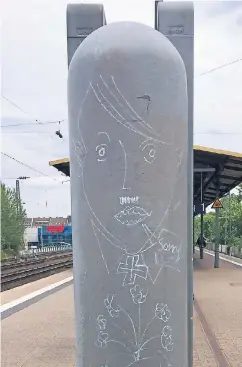  ?? FOTOS: THISSEN ?? Manchmal können Graffiti ja hübsch sein, wie hier am Bilker Bahnhof. Dennoch werden sie von den meisten Fahrgästen als störend empfunden.