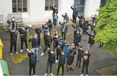  ?? Fotos: Holbein Gymnasium ?? Die Schülerinn­en und Schüler des Holbein-Gymnasiums trugen schwarze Kleidung und hoben die Faust – das ist ein Zeichen gegen Rassismus.