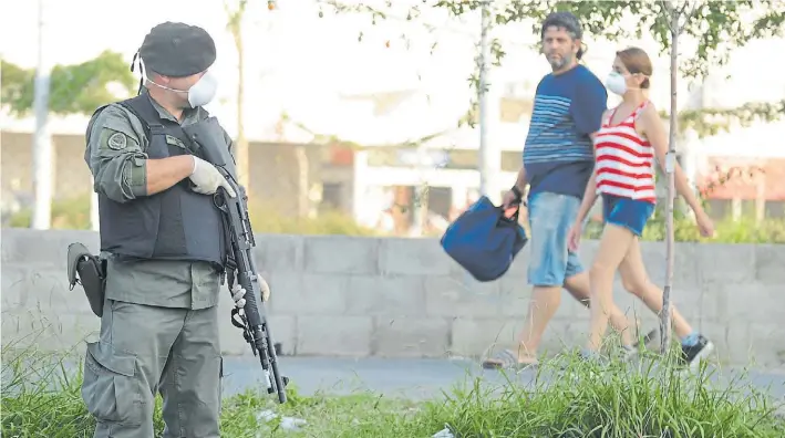  ?? JUANO TESONE ?? Militares en La Matanza. Gendarme apostado ayer en el Conurbano, en el marco del despliegue de fuerzas federales para garantizar el cumplimien­to de la cuarentren­a.