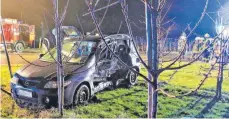  ??  ?? Das Auto der 23-Jährigen wird beim Unfall stark beschädigt.