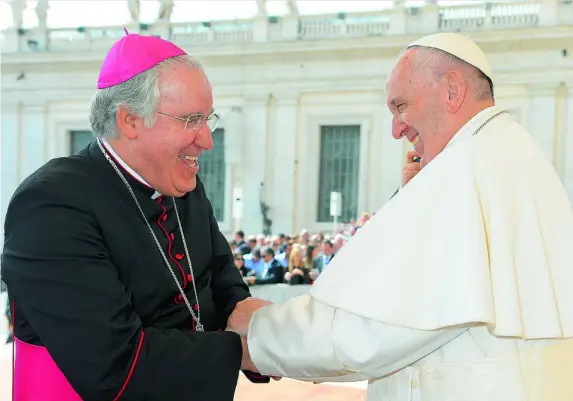  ??  ?? El nuevo obispo de Sevilla, José Ángel Saiz Meneses, con el Papa Francisco