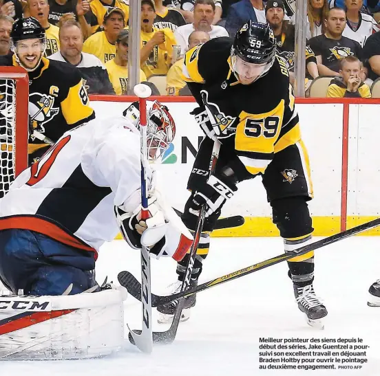  ?? PHOTO AFP ?? Meilleur pointeur des siens depuis le début des séries, Jake Guentzel a poursuivi son excellent travail en déjouant Braden Holtby pour ouvrir le pointage au deuxième engagement.