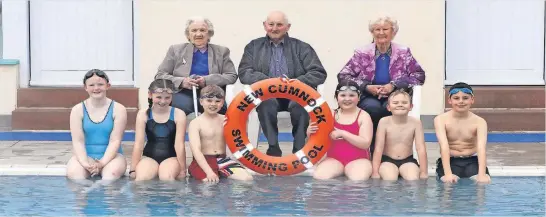  ?? ?? Weclome back Pictured are Peggy Harris, 91, from Cumnock, Alistair Hodge, 76, from Skares, Mina McIlvenney, 90, from Auchinleck with pupils of New Cumnock Primary School (Picture by Iain Brown)