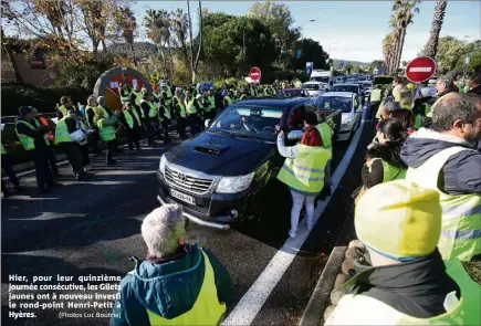  ?? (Photos Luc Boutria) ?? Hier, pour leur quinzième journée consécutiv­e, les Gilets jaunes ont à nouveau investi le rond-point Henri-Petit à Hyères.