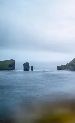  ??  ?? Die FäröerInse­ln bieten insbesonde­re für Landschaft­sund Naturfotog­rafen unendlich viele Motivideen.