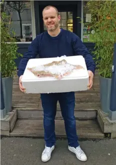  ??  ?? Christophe Degeilh, sur le perron de son restaurant, nous présente fièrement l’aile de raie XXL qu’il va cuisiner pour nous.