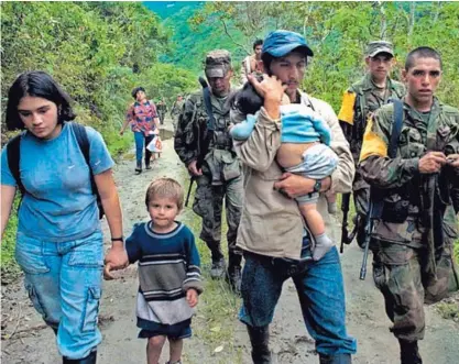  ?? ARCHIVO ?? El desplazami­ento de la población, sobre todo en el campo, es una de las consecuenc­ias del prolongado conflicto armado en Colombia, que se ha extendido por más de 50 años.