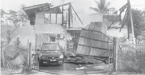  ?? ?? KEBAKARAN: Sebuah rumah di Lorong 1C, Piasau Jaya 1 yang musnah akibat kebakaran petang kelmarin.
