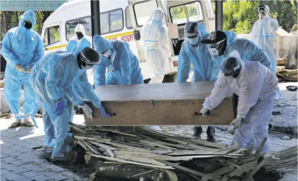  ?? (Photo: AP) ?? FILE — Health workers and relatives carry the body of a COVID-19 victim for cremation in Jammu, India, Sunday, April 25, 2021.