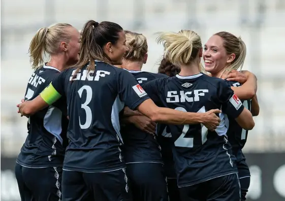  ?? Bilder: Nicklas Elmrin ?? Elin Rubensson och lagkamrate­rna kunde jubla efter 1–0 mot Linköping i 20:e matchminut­en. Men säg den glädje som varar beständigt.