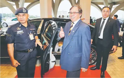  ??  ?? Abang Johari gives the thumbs-up as he poses for photograph­s after the adjournmen­t of the State Legislativ­e Assembly (DUN) sitting yesterday.