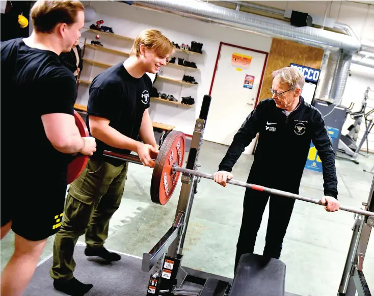  ?? ?? Alexander Karlsson och Jacob Nilsson lastar på några vikter på skivstånge­n. Gerry Dahlgren till höger i bild hyllade lagsammanh­ållningen under Sm-tävlingen i Göteborg.