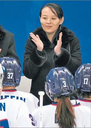  ?? FOTOS: AFP / AP ?? GOL OLIMPICO. Moon (izq.) y Kim Yo-jong (der.) aplauden a las jugadoras coreanas de hockey, que cayeron 8 a 0 con Suiza.