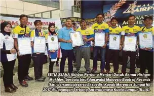  ??  ?? SETIAUSAHA Akhbar Perdana Menteri Datuk Akmar Hisham Mokhles (berbaju biru) dan wakil Malaysia Book of Records (kiri) bersama peserta Ekspedisi Kayak Merentas Sungai Nil 2017 di Lapangan Terbang Antarabang­sa Kuala Lumpur (KLIA).