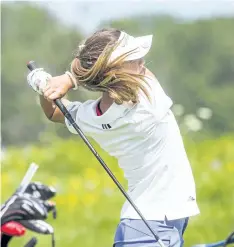  ?? BOB TYMCZYSZYN/POSTMEDIA NEWS ?? Taylor Simoneau tees off during the Niagara District Junior Golf stop at Legends in Niagara, the Battlefiel­d course Tuesday.