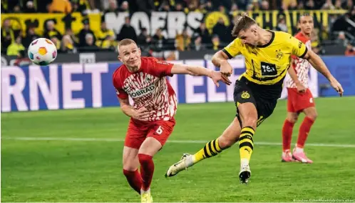  ?? ?? Füllkrug (der.) remata de cabeza en un partido contra el Freiburg, febrero 9 de 2024, día en que cumplió 31 años.
Imagen: Hesham Elsherif/Anadolu/picture alliance