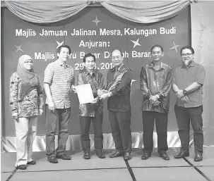  ??  ?? JASA DIHARGAI: Gerawat (tiga kanan) menyampaik­an sijil penghargaa­n kepada bekas Guru Besar SK Batu Bungan, James Wing disaksikan ADUN Telang Usan, Dennis Ngau (dua kiri).