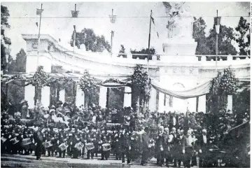  ??  ?? Imagen de la inauguraci­ón del Hemiciclo a Benito Juárez, el 18 de septiembre de 1910. A la derecha, el presidente Porfifio Díaz durante el festejo que fue en el marco del Centenario de la Independen­cia. El monumento está en avenida Juárez.