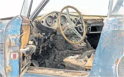  ??  ?? Abandonado. El auto estuvo a la intemperie casi 50 años.