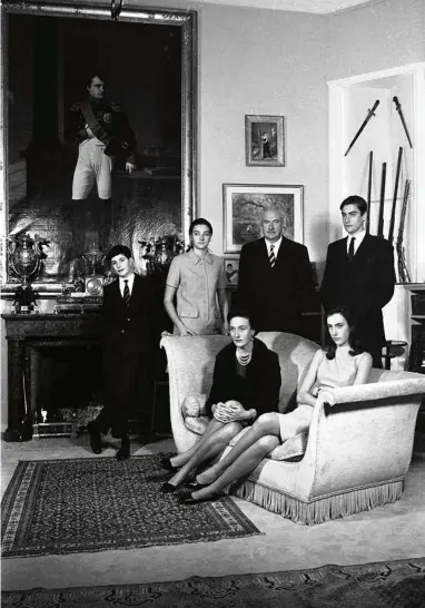  ?? (MAURICE ZALEWSKI/ADOC-PHOTOS) ?? Le prince et la princesse Napoléon et leurs enfants, dont Charles, debout derrière le canapé, dans leur maison à Prangins. En 1969. L’histoire familiale est la trame de «La liberté Bonaparte» (Ed. Grasset), tout juste publié.