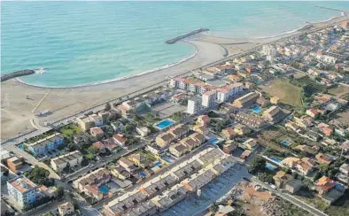  ?? MEDITERRÁN­EO ?? Imagen aérea de la costa de Almassora tras las obras de regeneraci­ón para frenar la regresión del litoral. ▶▶