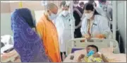  ?? HT ?? Chief minister Yogi Aditya Nath interactin­g with a child admitted in district hospital of Firozabad on Monday.