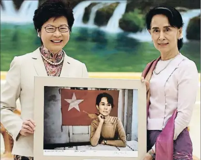  ?? HEIN HTET / EFE ?? Suu Kyi recibió una foto suya de la presidenta de Hong Kong, Carrie Lam, el viernes en Naypyitaw