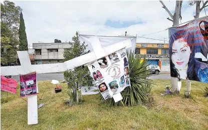  ?? JUAN CARLOS BAUTISTA ?? Ofrenda que vecinos de Jardines de Morelos colocaron en octubre pasado.