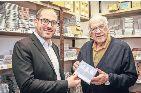  ?? FOTO: HANS-JÜRGEN BAUER ?? Stabwechse­l bei Motette: Giovanni Solinas (l.) und Johannes Ricken im CD-Lager der Firma in Lohausen.