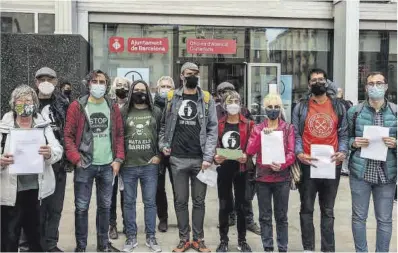  ?? Jordi Otix ?? Membres de l’Assemblea de Barris pel Decreixeme­nt Turístic, ahir a la plaça de Sant Miquel.