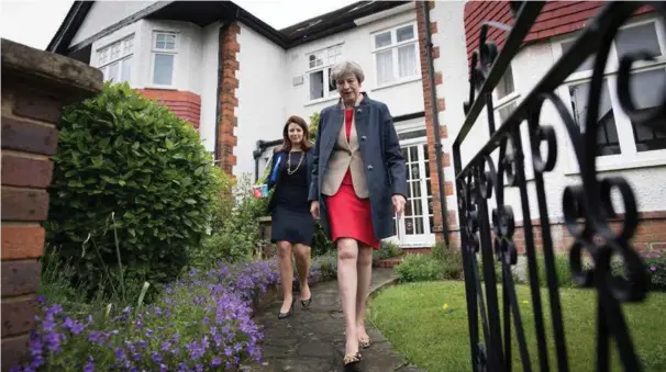  ?? FOTO: AP/NTB SCANPIX ?? Theresa May er storfavori­tt til å vinne det britiske valget 8. juni. Her er hun på stemmejakt vest i London lørdag sammen med de konservati­ves kandidat i Ealing Central and Acton, Joy Morrissey.