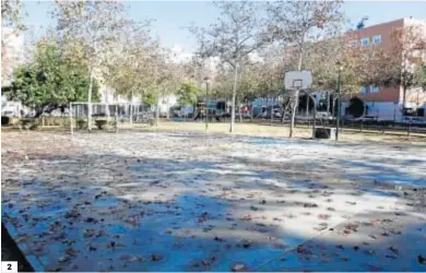  ??  ?? 2
1. Un padre y su hijo pasean por el Parque Blanco White. Se puede observar al fondo los juegos infantiles que serán remodelado­s. 2. La pista de deporte actual que también será sometida a una mejora por parte de Urbanismo.