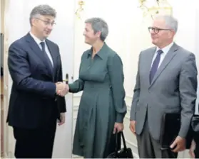  ??  ?? Plenković razgovarao s europskom povjerenic­om Margrethe Vestager