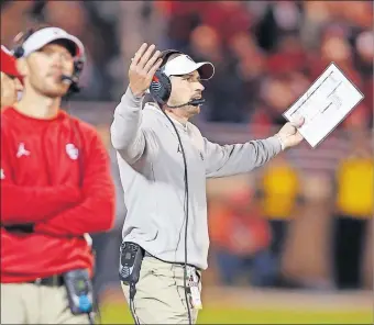  ??  ?? Missed tackles and a lack of takeaways has frustrated Oklahoma defensive coordinato­r Alex Grinch in recent games. [BRYAN TERRY/ THE OKLAHOMAN]