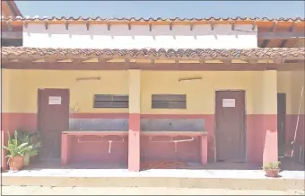  ??  ?? Los sanitarios de la escuela San Jorge clausurado­s desde el año pasado por falta de pozo ciego y cámara séptica.