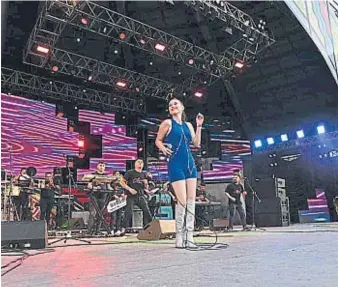  ?? LA VOZ ?? ARROJO. La China Romero abrió el fuego en el festival y se animó a interpreta­r a Rosalía.