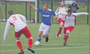  ?? 50_c03pupils0­2 ?? Left: John McCallum weaves past a Neilston player last Saturday.