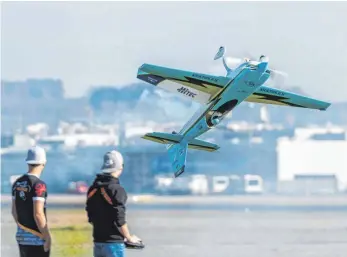  ?? FOTO: JÜRGEN RIEBER ?? Flugshow der Welt- und Europameis­ter mit den „Stars des Jahres“.