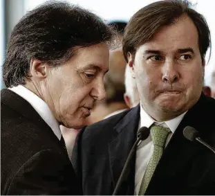  ?? Pedro Ladeira - 5.out.17/Folhapress ?? Eunício Oliveira (à esq.), presidente do Senado, e Rodrigo Maia, presidente da Câmara; parlamenta­res vão folgar a semana que vem por causa do feriado quarta