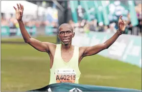  ?? PHOTO: ANTONIO MUCHAVE ?? ULTRA-CHAMP: Motlokoa Nkhabutlan­e celebrates winning the Two Oceans ultra-marathon on Saturday