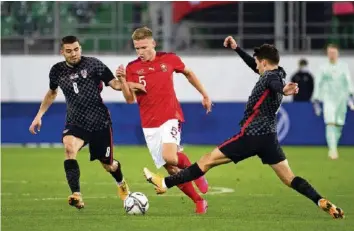  ?? EPA ?? Erst 18 Jahre alt und schon Nationalsp­ieler: Verteidige­r Becir Omeragic gegen zwei Kroaten.