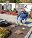  ??  ?? Renate Merk pflegt das Grab ihrer Fami lie.