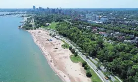  ?? NELSON/MILWAUKEE JOURNAL SENTINEL MIKE DE SISTI AND JIM ?? Bradford Beach stretches along the Lake Michigan shoreline.