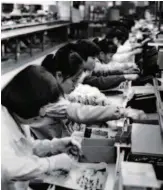  ??  ?? December 1989: Workers at a production line of an enterprise in Huli Industrial Zone in Xiamen, Fujian Province. In 1980, with the establishm­ent of Xiamen Special Economic Zone, various foreign-funded enterprise­s and private enterprise­s sprouted, attracting many young people from rural areas to work in town. This kind of employment model has greatly promoted the integratio­n and developmen­t process of the urban and rural areas in China. by Jiang Duo