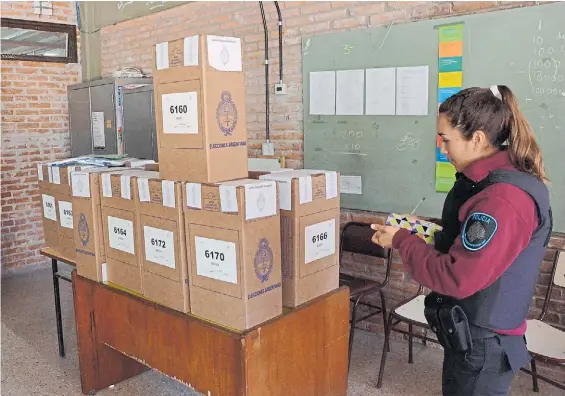  ?? DYN ?? Urnas. La Policía de la Ciudad custodió el traslado de las boletas a las escuelas porteñas desde los depósitos del Correo Argentino.