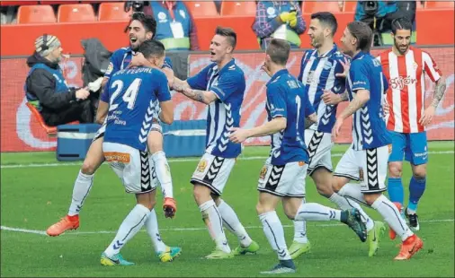  ??  ?? ALEGRÍA ALAVESISTA. Los jugadores del Alavés celebran uno de los goles en El Molinón ante la desolación de Lillo.