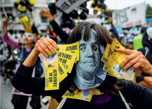  ??  ?? Le proteste Manifestaz­ioni a Buenos Aires a maggio e nei primi giorni di giugno contro l’accordo con l’fmi che secondo l’opposizion­e rischia di soffocare il Paese