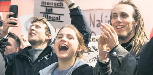  ??  ?? Die Attraktivi­tät des linken Engagement­s: »Alerta, alerta, Antifascis­ta!« ruft die Protagonis­tin Luisa (Mala Emde) den Nazis entgegen